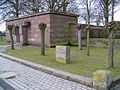 Seit 1932 bestehender Torbau aus rotem Wesersandstein zum Deutschen Soldatenfriedhof Langemarck, 2006
