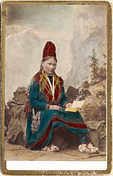 Historische Fotografie einer Sámi in Tracht (um 1870)