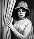 Doris Abesser mit Hut am Theatervorhang stehend, fünf Minuten vor ihrem Auftritt im März 1962