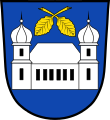 Gemeinde Schwindegg In Blau ein silbernes Schlossgebäude mit zwei Zwiebeltürmen, darüber zwei schräg gekreuzte goldene Buchenblätter mit den Stielen nach oben.