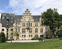 Standesamt mit neu gestaltetem Vorplatz im Hofgarten (2021)