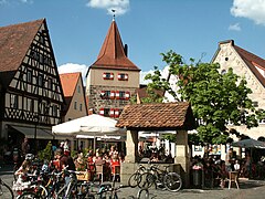 Marktplatz mit dem Hersbrucker Tor im Hintergrund