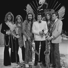 Roxy Music on TopPop in 1973. Left to right: Eddie Jobson, Paul Thompson, Phil Manzanera, Bryan Ferry, Sal Maida, Andy Mackay