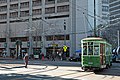 San Francisco: der Stangen­strom­abnehmer der Straßen­bahn liegt am Pluspol der Obus­fahrleitung an, das heißt am linken Draht