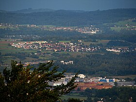 Ansicht vom Loorenkopf auf Gutenswil (Gemeinde Volketswil), im Vordergrund das Industriegebiet von Schwerzenbach