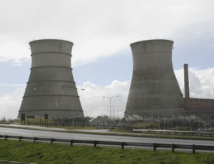 GIF-Animation: Sprengung der Kühltürme des Athlone-Kraftwerks in Kapstadt, Südafrika (2010)