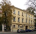 Kaiser-Franz-Ring 9, Zellerhof,[31] Standesamt, Stadtbücherei. (Sterbehaus von David Popper.)