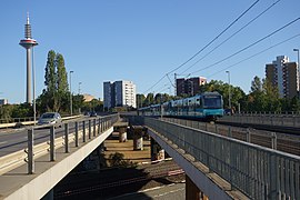 Rosa-Luxemburg-Straße in Frankfurt: Autos und Stadtbahn auf gemeinsamem Bauwerk