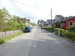 Foto einer Straße mit kleineren Häusern mit Gärten