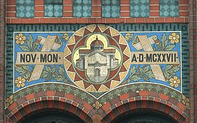 Über der Eingangsloggia Mitte: Gründungsjahr des Stifts Novum Monasterium – 1127