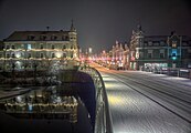 Stadtplatz im Winter mit Vilsbrücke und Rathaus