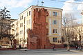 Das „Дом Павлова“ (Haus Pawlows) mit dem Denkmal aus alten Gebäudeteilen (2013)