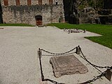 Gedenksteine an der Hinrichtungsstätte von Battisti, Filzi und Chiesa im Burggraben des Castello del Buonconsiglio