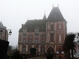 The town hall in Crèvecœur-le-Grand