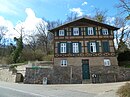 Wohnhaus („Schweizer Haus“) mit Feldsteinmauer