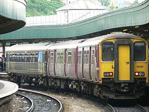Züge der Klassen 150/2 und 153 in Bristol Temple Meads (2005)