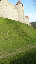 The castle's western wall (enceinte)