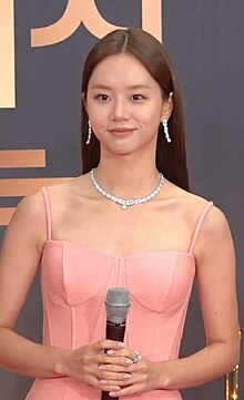 Hyeri in a pink dress at 2022 KBS Drama Awards