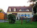 Krankenhaus-Kindergarten, dahinter Steinernes Haus