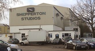 Studioaufnahmen fanden in den Shepperton Studios statt.