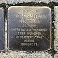 „Hier wohnte Käthe Salomon“, Jahrgang 1897, geborene Molling, 1939 unfreiwillig verzogen nach München, 1942 deportiert nach Piaski und ermordet