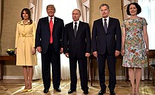 Joint photo session (left to right): First Lady of the US Melania Trump, US President Donald Trump, President of Russia Vladimir Putin, President of Finland Sauli Niinistö and First Lady of Finland Jenni Haukio.