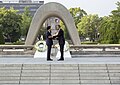 Shinzo Abe und Barack Obama vor dem Kenotaph für die Opfer der Atombombe