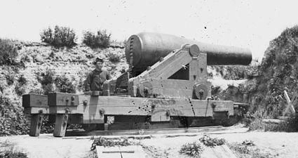 A Confederate 10-inch (254 mm) Rodman columbiad on a center pivot mount, similar to the "Demoralizer" in Battery Four at Port Hudson