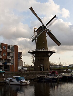 Windmühle „De Distilleerketel“ 2011 mit zwei gesetzten Segeltüchern