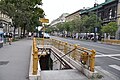 Zugang zur Station Vörösmarty utca mit gusseiserner Balustrade aus den 1920er Jahren, heute in der Linienkennfarbe gelb lackiert und mit Spritzschutz versehen