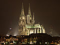 Kölner Dom bei Nacht mit Altstadt