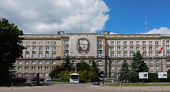 Plakatwand am Gebäude des Innenministeriums in Warschau zum Gedenken an Witold Pilecki