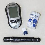 Blutzuckermessgerät, Stechhilfe mit Lanzetten in einer Trommel, Teststreifen in einer kleinen Dose (2011)