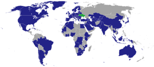 Weltkarte mit blau markierten Staaten, die Botschaft oder Konsulat haben