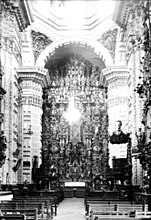 Main altar of the Church in 1908. INAH.