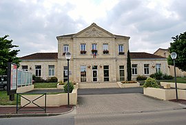 The town hall in Montussan