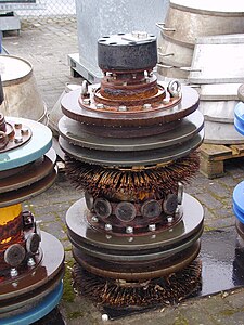 Reinigungsmolch mit Kunststoffmanschetten, Bürsten und Magneten (22-Zoll-Rohölpipeline) (Di = 56 cm)