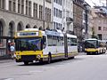 Schaffhausen: Trolley­bus ohne Kenn­zeichen, hinten ein Diesel­bus mit Kenn­zeichen