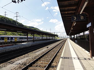 Bahnsteige (Blick in Richtung Rheinfelden (CH))