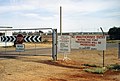 Eingang des Woomera Immigration Reception and Processing Centre (geschlossen) (Bild: April 2003)