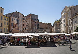 The daily market with the statue of Giordano Bruno in the background