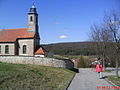 April: Die St.-Nikolaus-Kirche in Pleinfeld-Dorsbrunn.