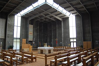 Innenraum der Kirche, die Löcher in der Decke sollen das Gewicht reduzieren