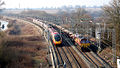 Pendolino und Güterzug in Warwickshire