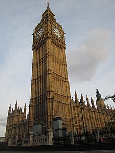 Der Elizabeth Tower steht an der Westminster Bridge.