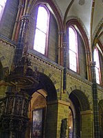 Pulpit of 1638, southern wall of the central nave rather romance: arcade with round arches, no triforium