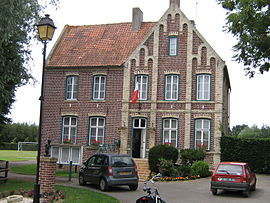 The town hall in Broxeele