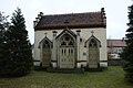 Kirche, Kirchhof, Denkmale für die Gefallenen des Ersten Weltkrieges und von 1870/71, Grufthaus und umgebende Einfriedungsmauer mit zwei Kirchhofstoren