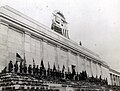 Amerikanische Soldaten hissen die Flagge der Vereinigten Staaten auf der Zeppelinhaupttribüne