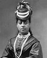 Queen Emma is wearing multiple strands of lei pūpū o Niʻihau
